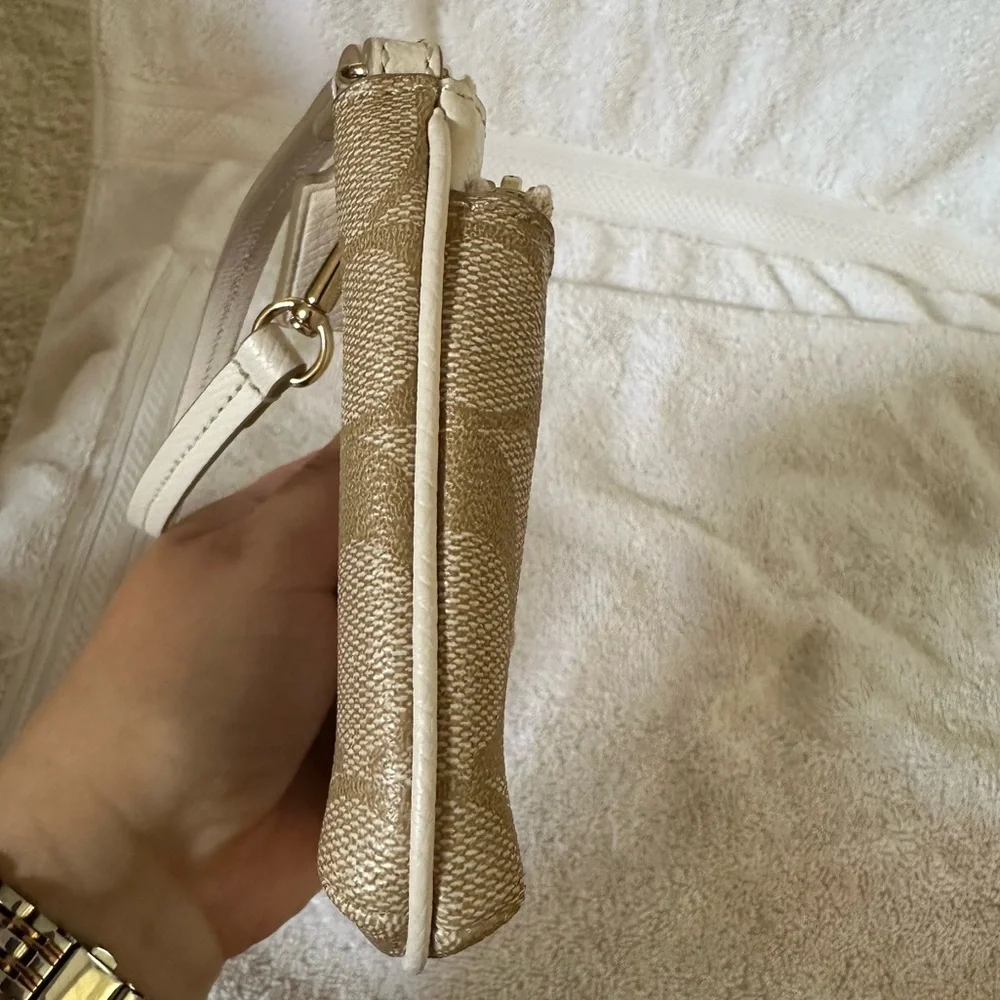 Coach Wristlet. EUC Double Zip Monogram. - Picture 5 of 7